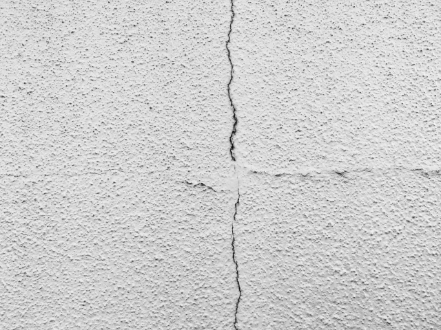 大阪市壁のひび割れ
