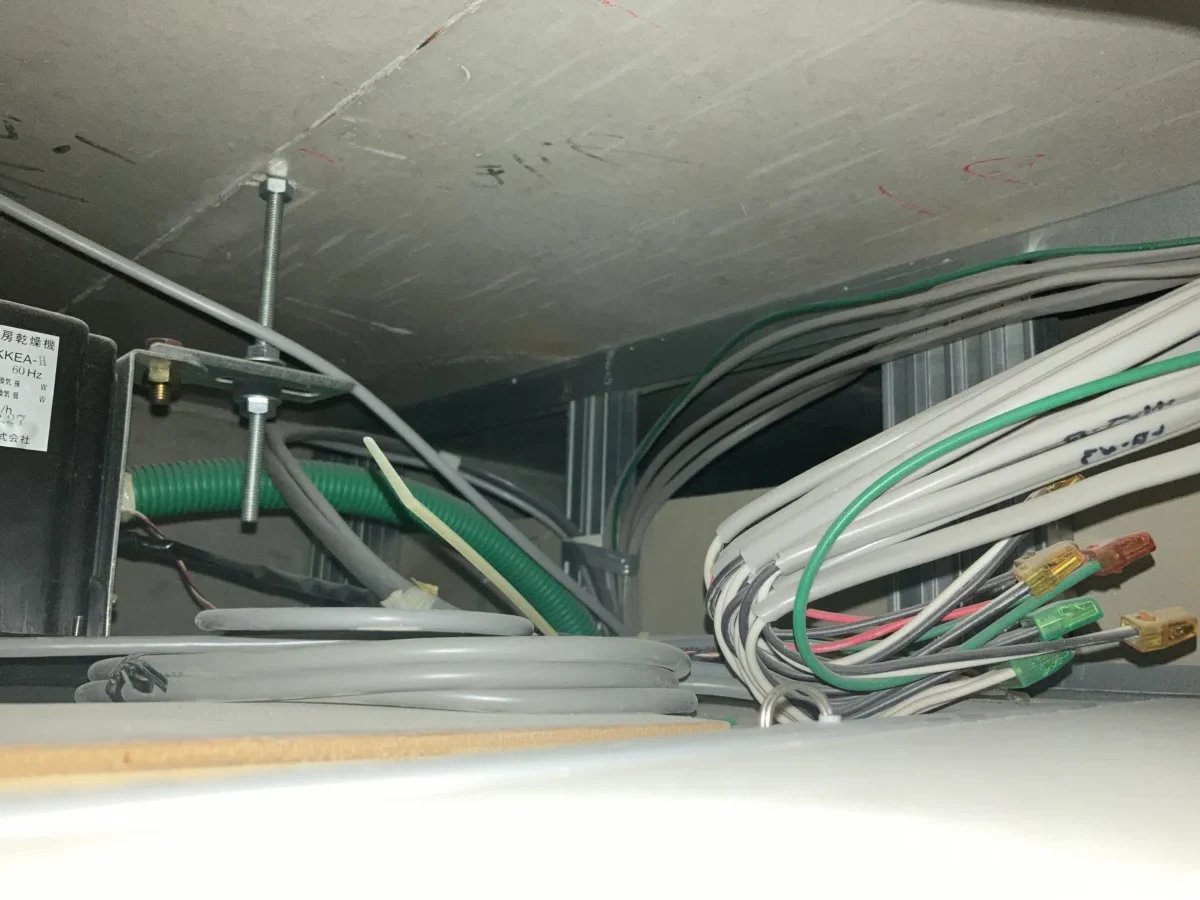 浴室暖房乾燥機の天井裏設置状況