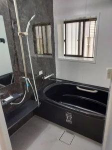 住吉区でタイルが空間の無駄遣いをしているお風呂を極限まで大きくしました。