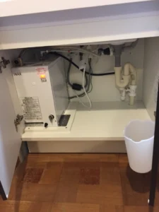 平野区・東住吉区｜お湯が出ない洗面台を1日で解決！電気温水器「ゆプラス」の施工事例