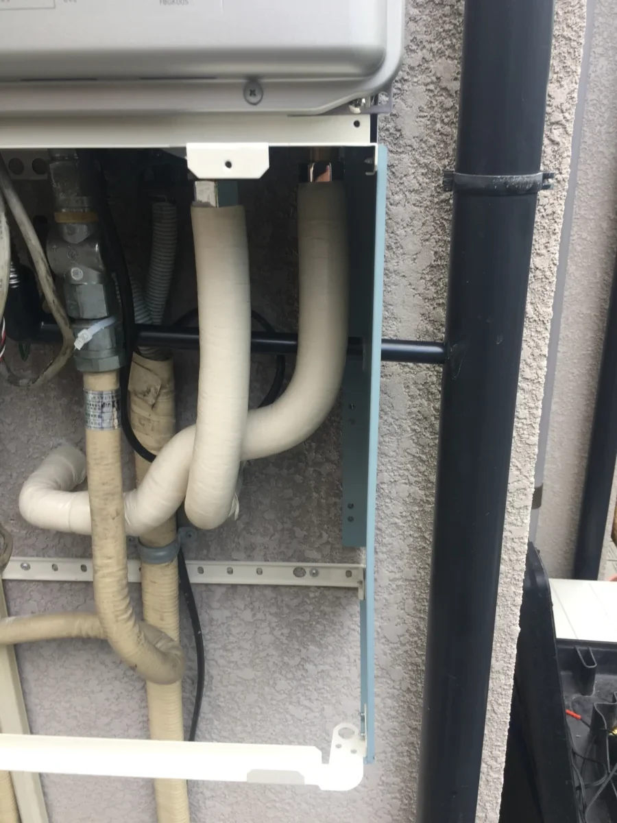平野区給湯器交換後の丁寧に保護された配管