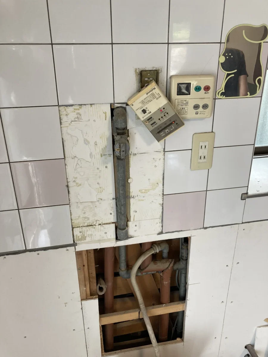 タイルに埋まったガス管を撤去