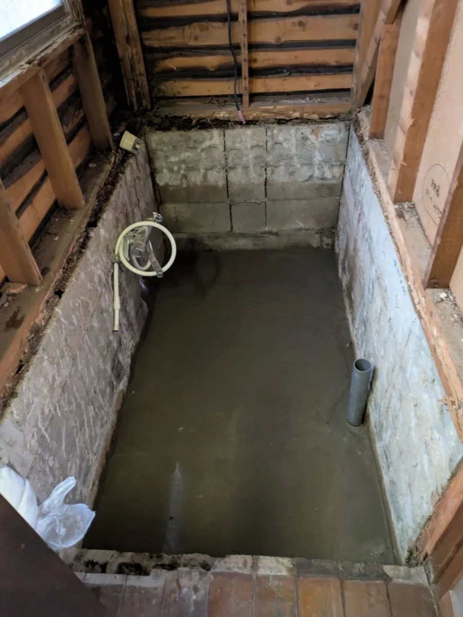 平野区お風呂解体後白蟻被害を受けていた土台と柱