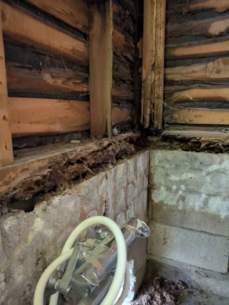 平野区お風呂解体後腐った土台と柱