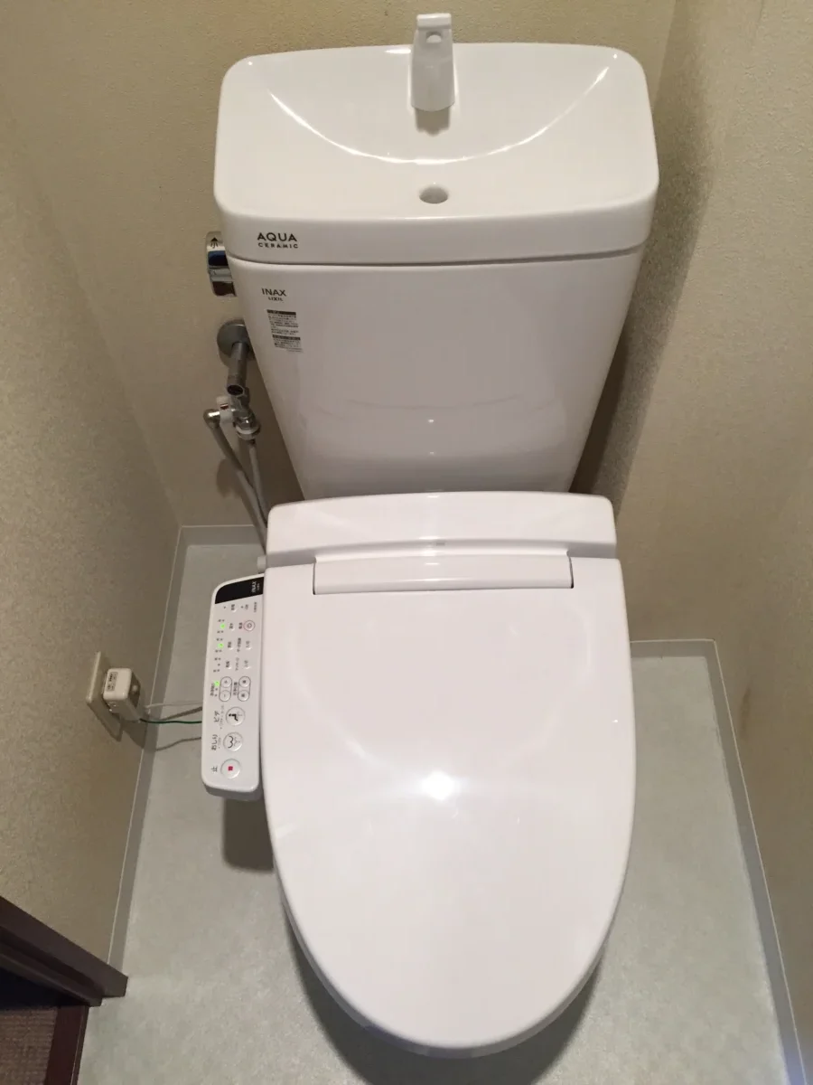 マンションの縦菅の問題でハンドルが左側のトイレ