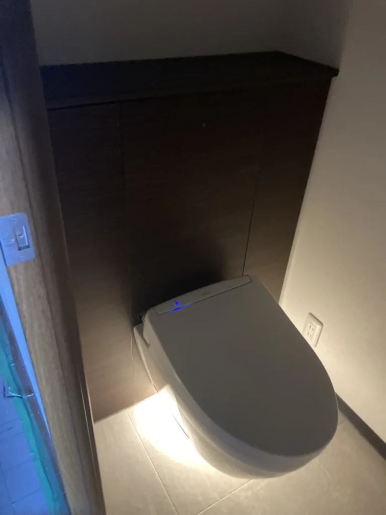 平野区マンションレストパルF設置後、電気を付けず便器下の照明の確認