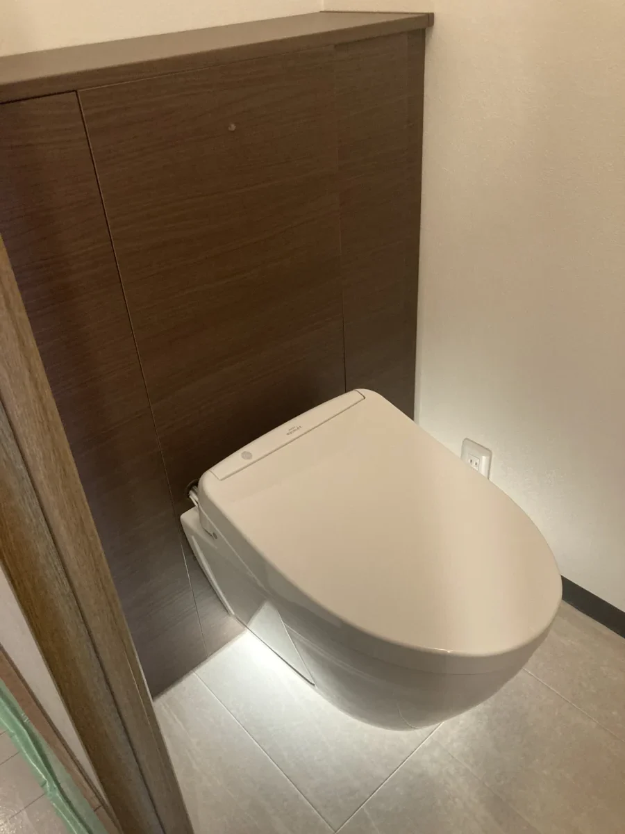 空中に浮いたトイレレストパルF施工後