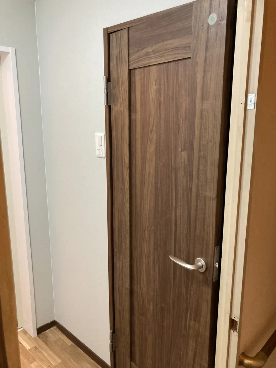 トイレのドアも入替