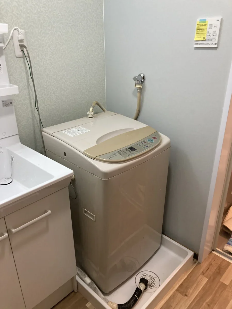 アクセントクロスで雰囲気のある洗面所へ