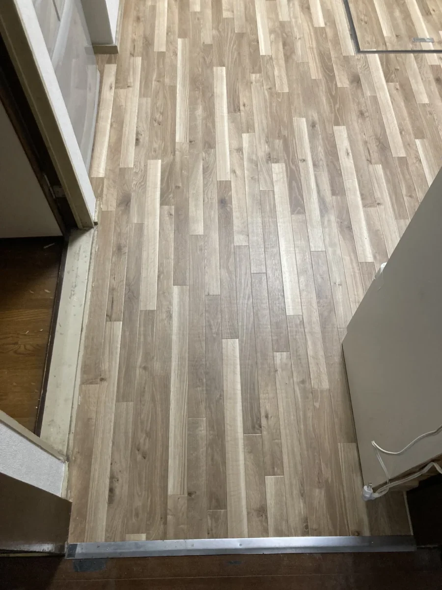 クッションフロアとフローリングの境目は見切り材を使用