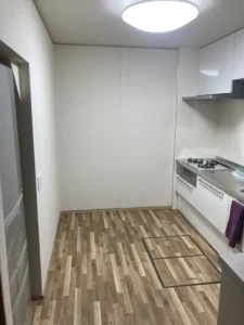 平野区でリピート依頼！戸建てキッチンをクリナップ・ラクエラでリフォーム｜窓との干渉を防ぐ収まり