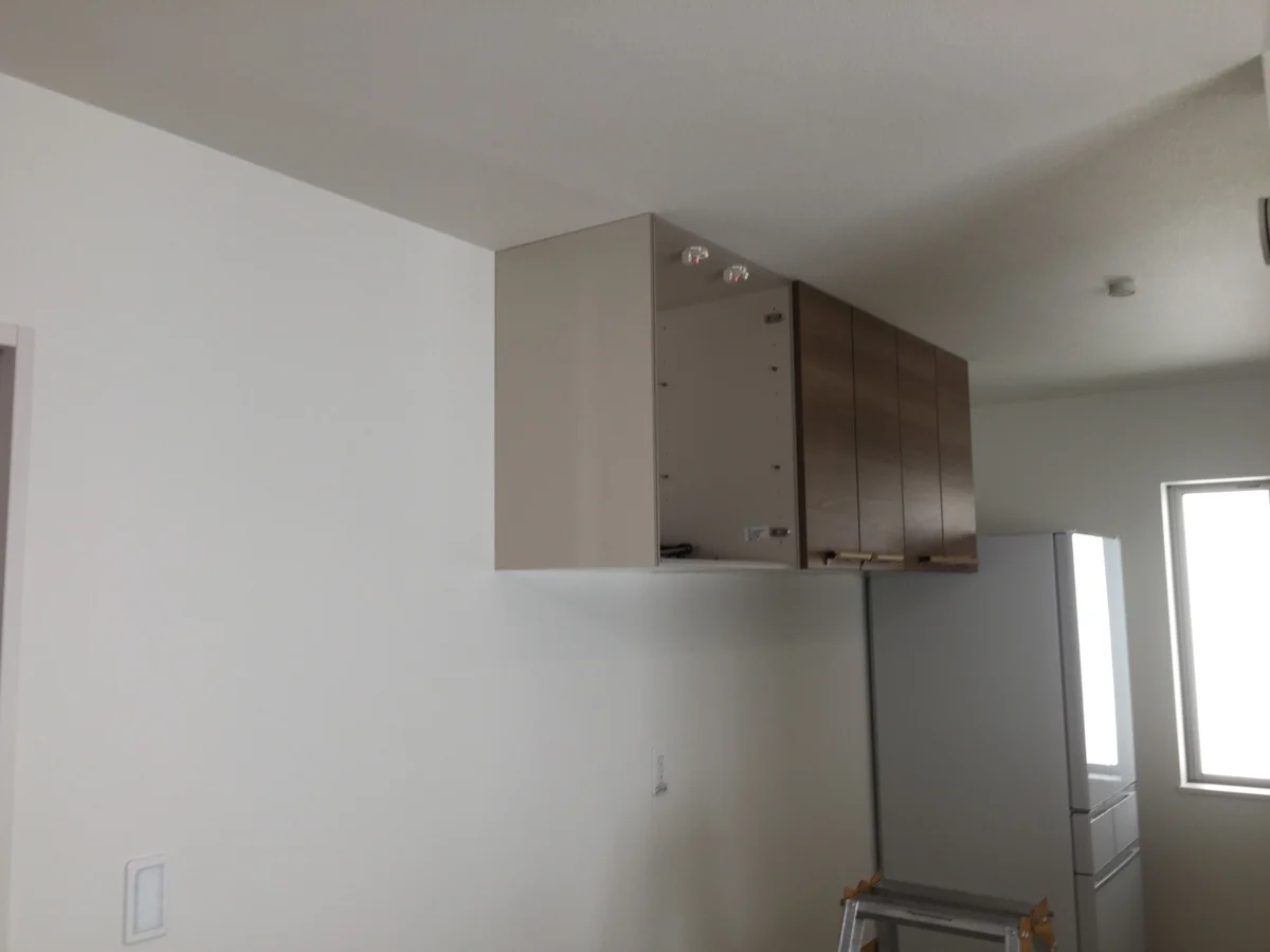 蝶番の調整でフラットな面材