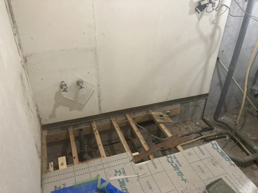 洗面台・床解体後の写真給排水移設前