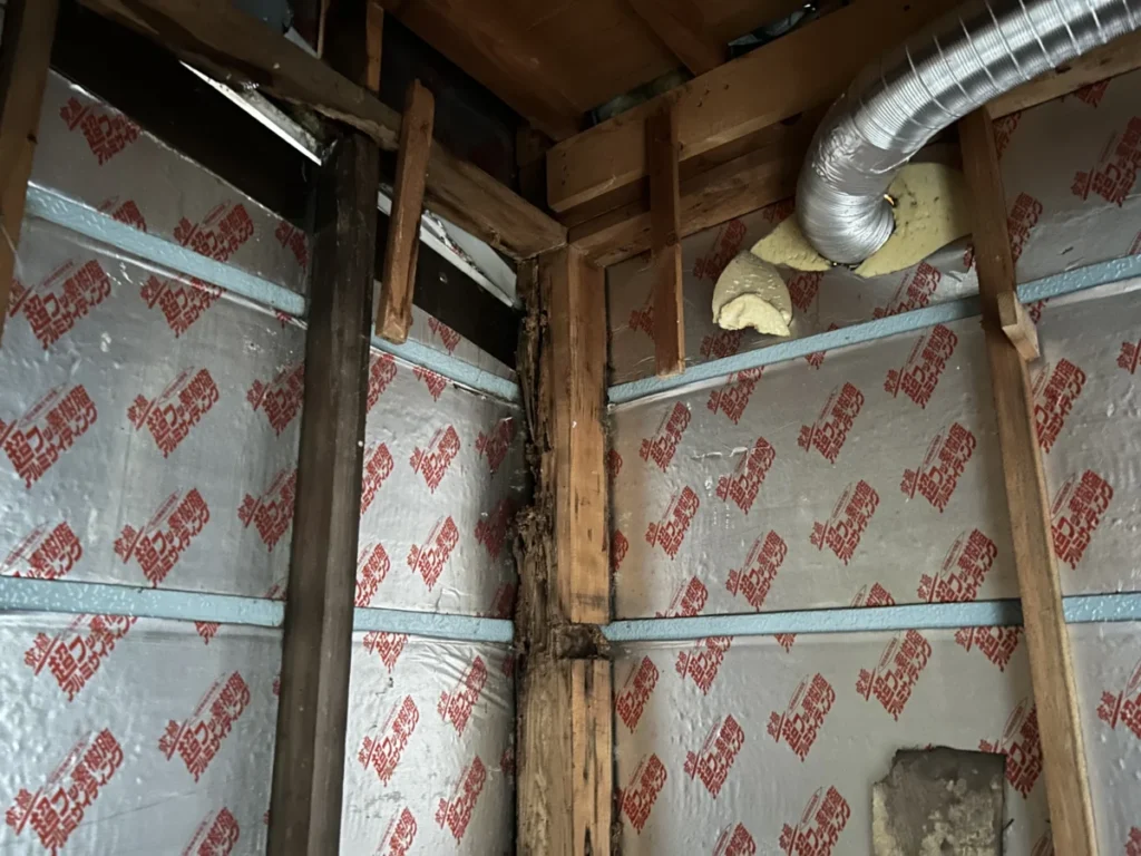 増築時の雨仕舞が甘くシロアリ被害を受けたお風呂部分の柱