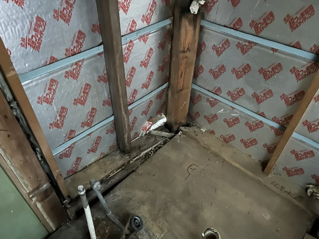 床・柱下部の腐食部分