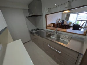 「タカラのキッチンは高い」は本当？マンションリフォームの費用と現場のリアルな4日間